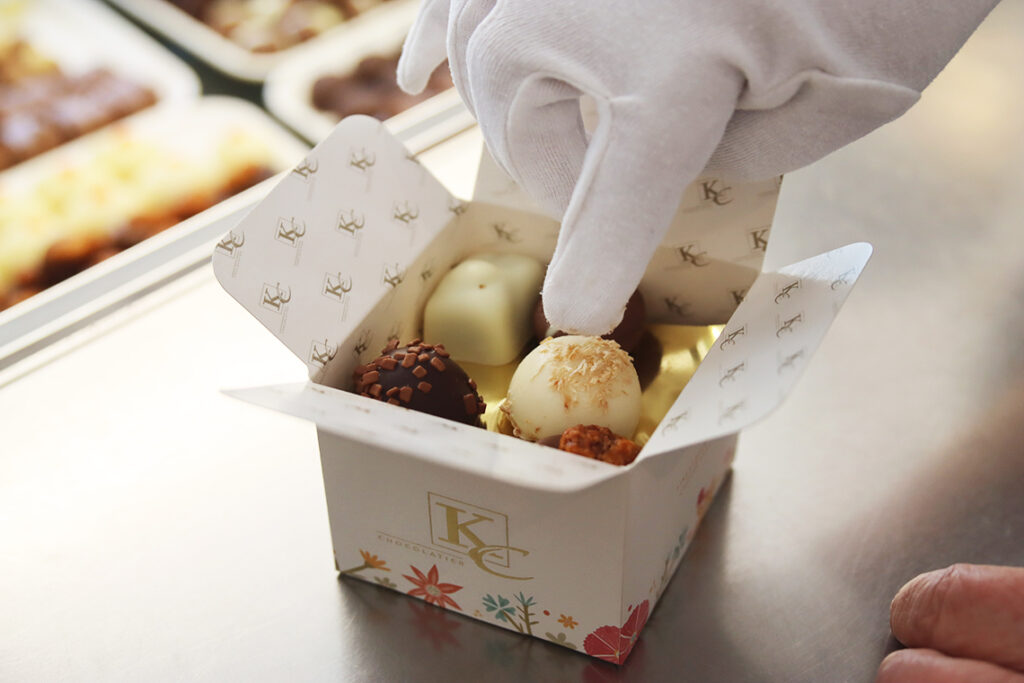 Geschenkbox mit Pralinen aus einer Confiserie im Saarland