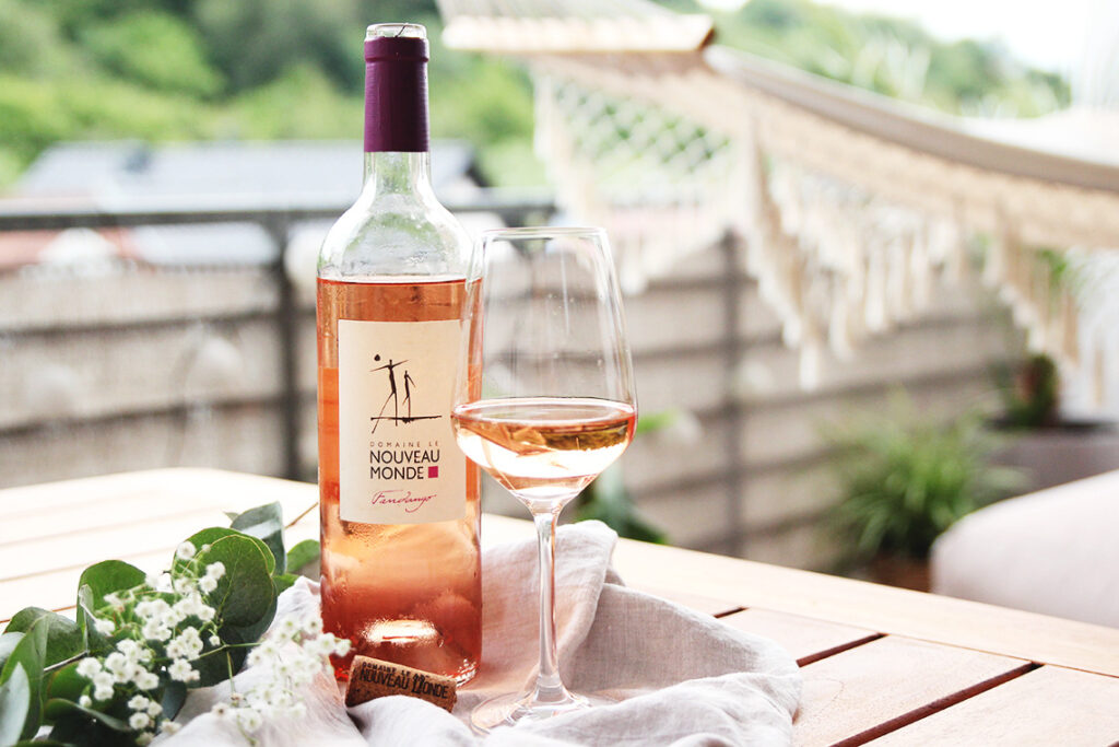 Flasche Rosé mit mediterraner Küche aus Südfrankreich