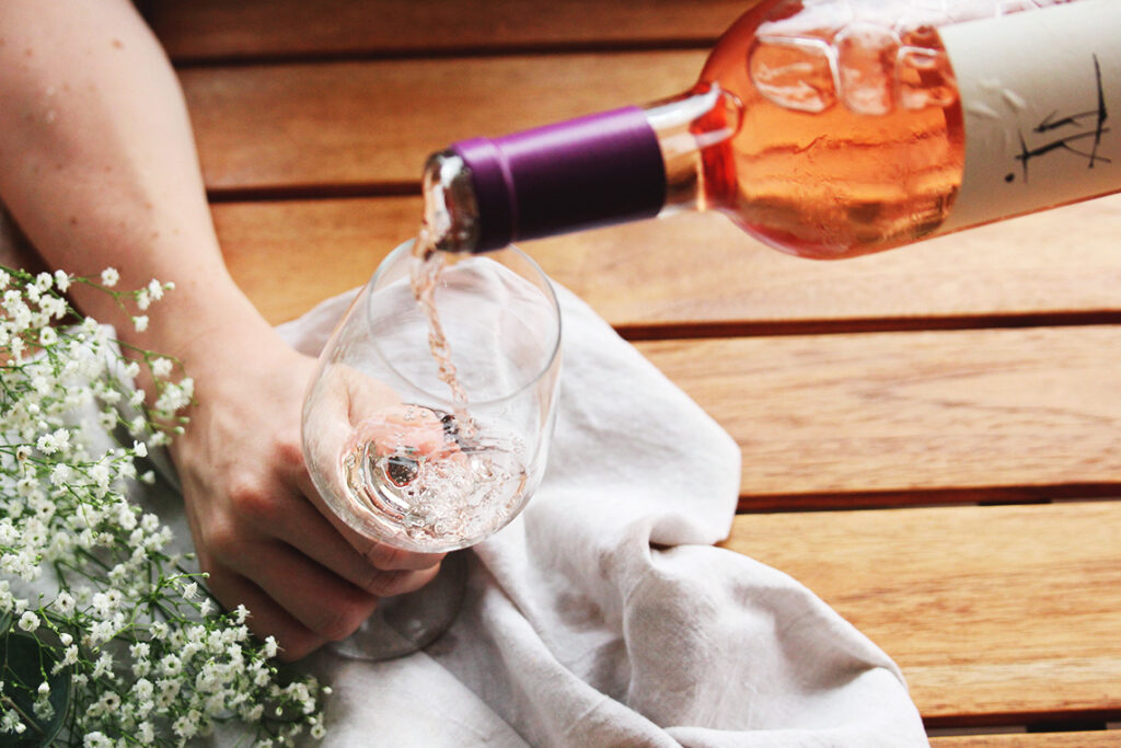 Glas Rosé mit mediterraner Küche aus Südfrankreich