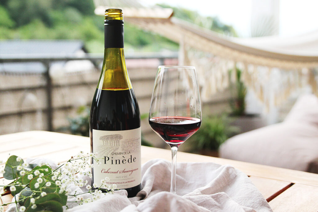 Glas Rotwein mit mediterraner Küche aus Südfrankreich