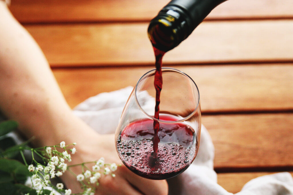 Glas Rotwein mit mediterraner Küche aus Südfrankreich